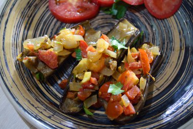 Patlıcan plaka üzerinde doldurma sebze ile servis tomat ile