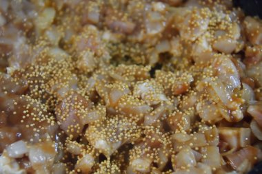 pasta yemek tavuk, soğan, hardal ile doldurma