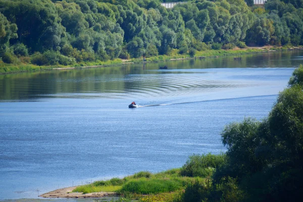 Río Oka con un pequeño bote — Foto de Stock