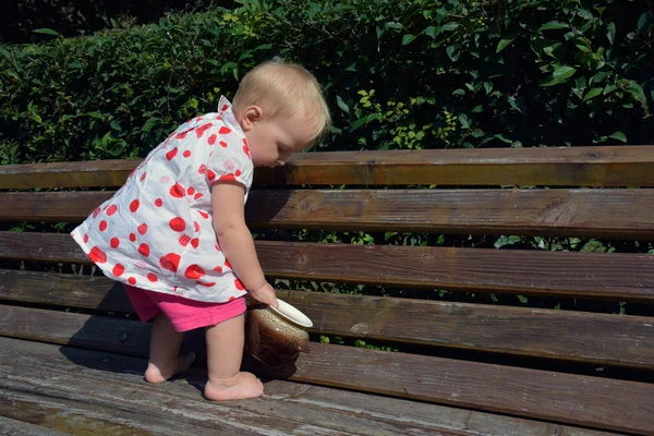 A cute toddler girl and a pot in her hands — Stock Photo, Image