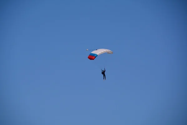 Pequeño paracaidista alto en el cielo —  Fotos de Stock