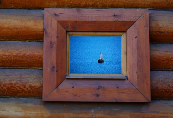 Paesaggio marino visto dalla finestra di legno — Foto Stock