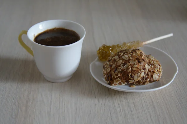 Tasse blanche de café avec des biscuits aux grains — Photo