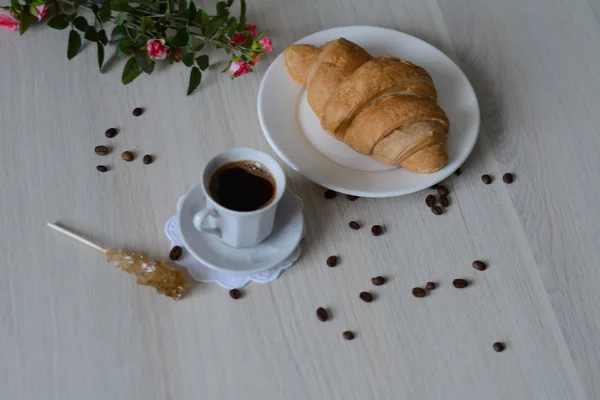 Güçlü siyah kahve ve bir croixant — Stok fotoğraf