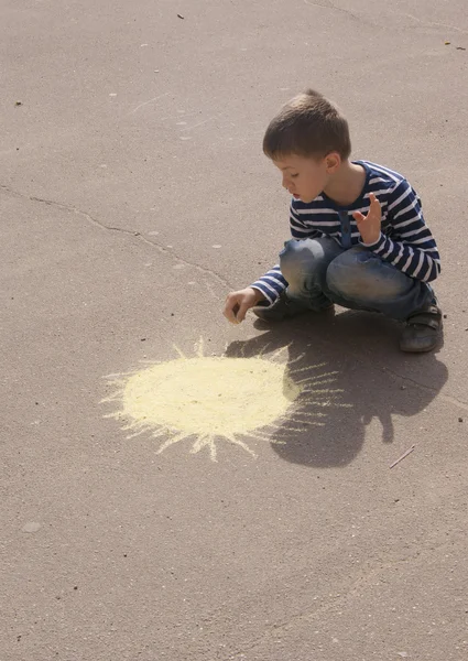 歩道に太陽を描く少年 ストックフォト