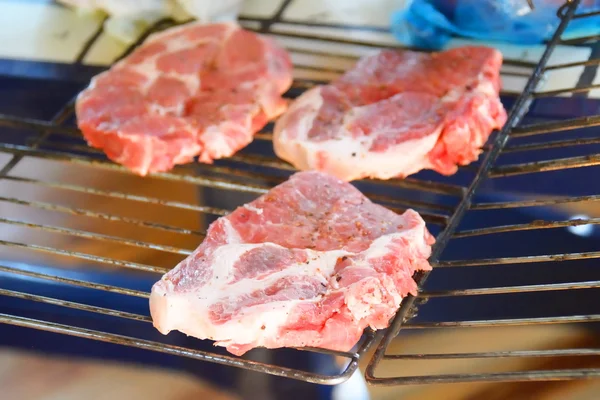 Syrové steaky na grilu — Stock fotografie