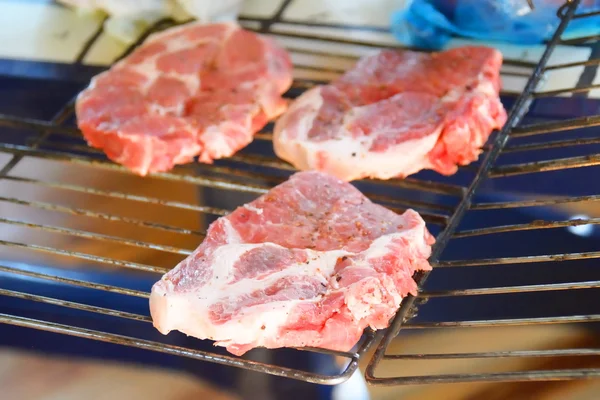 Rohe Steaks auf dem Grill — Stockfoto