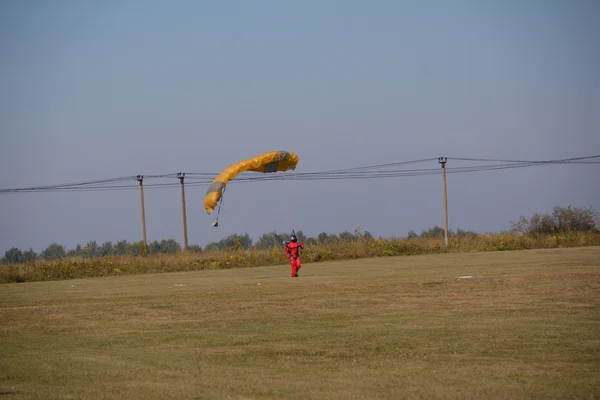 Paraşütle atlama sonra adam — Stok fotoğraf