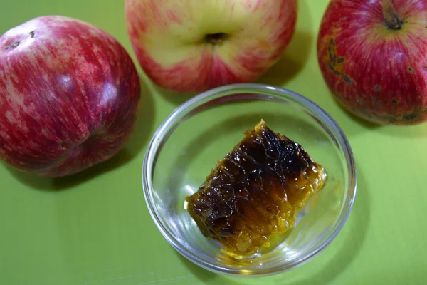 Honung och äpplen i en skål med färsk honung — Stockfoto