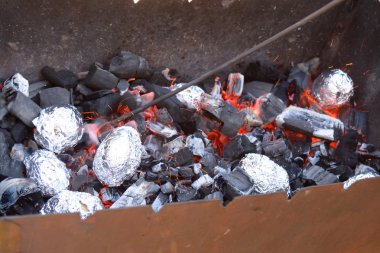 Küller, sparxles ve bir çürük içinde fırın patates