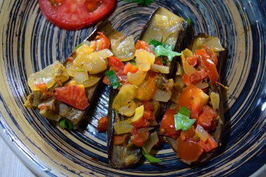 İmam bayildi kil plaka üzerinde zengin bölümü