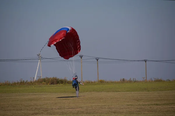 Parachutist after landing — Stock Photo, Image