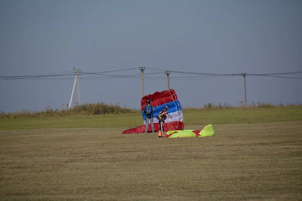People folding the parachuts — Stock Photo, Image