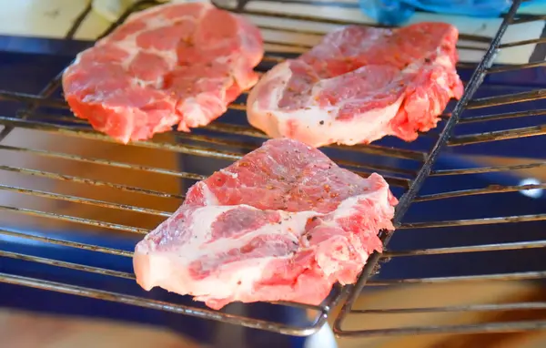 Rohe Steaks auf dem Grill bereit zum Kochen — Stockfoto