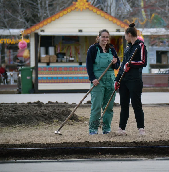 MOSCÚ, FEDERACIÓN RUSA - 14.04.2015: dos limpiadores de calles — Foto de Stock