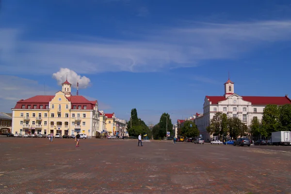 Czernihów, Ukraina - 30 czerwca 2015: czerwony kwadrat w centrum — Zdjęcie stockowe