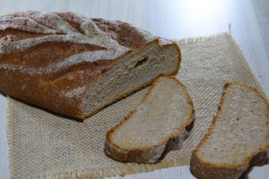 Çavdar ekmeği çadır bezi üzerinde yalan