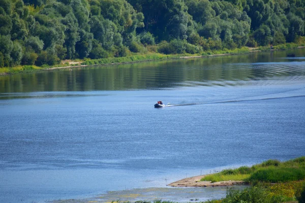 Paisagem do rio em verão em bom tempo — Fotografia de Stock