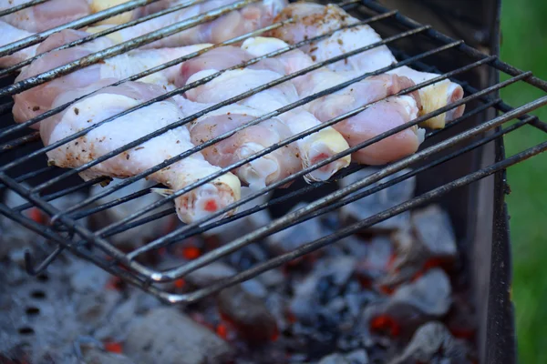 Kuřecí vaření na grilu — Stock fotografie