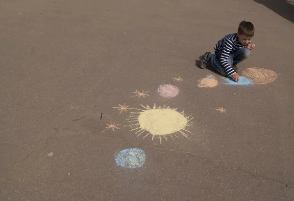El niño dibujando el espacio y planetas — Foto de Stock