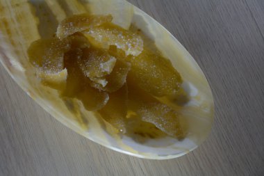 Plaka üzerinde şekerli zencefil dilimleri