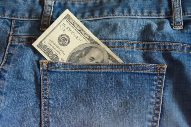 100 dolarlık Not mavi kot pantolon cebinde detay