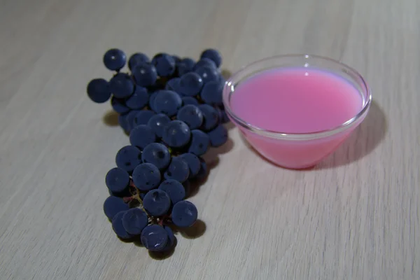 Мыло с виноградным соком в миске, с пучком винограда — стоковое фото