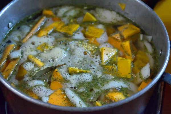 Plantaardige soep koken in een grote pan — Stockfoto