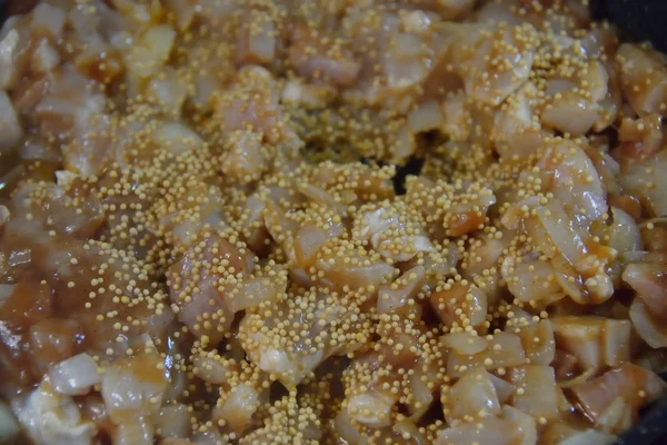 Kip stoofpot op de koekenpan, met witte mosterd — Stockfoto