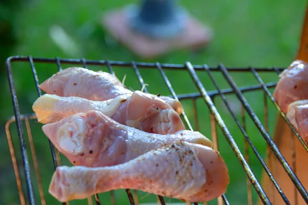 Hühnerstücke liegen auf dem Metallgrill — Stockfoto