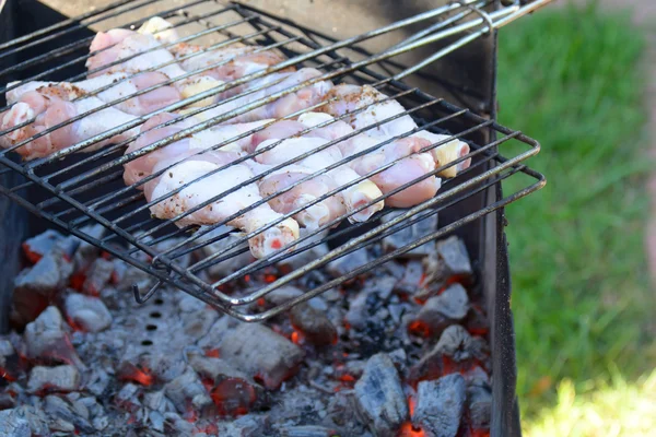 Grill voller Hühnerkeulen zum Grillen — Stockfoto