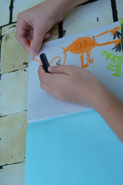 Manos de niño dibujando la cabeza de un dinosaurio —  Fotos de Stock