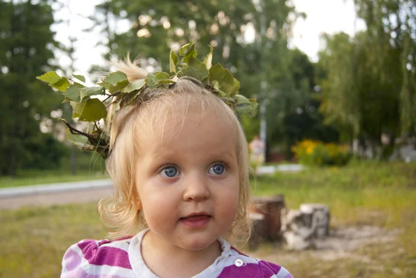 Toddler giwl with a birch wreath — Stock Photo, Image