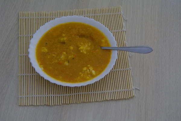 Teller mit vegetarischer Maissuppe — Stockfoto