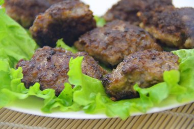 Tabakta kızarmış köfte.