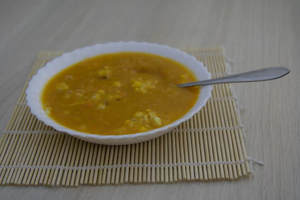 Zupa gotowana kukurydza w biały talerz — Zdjęcie stockowe