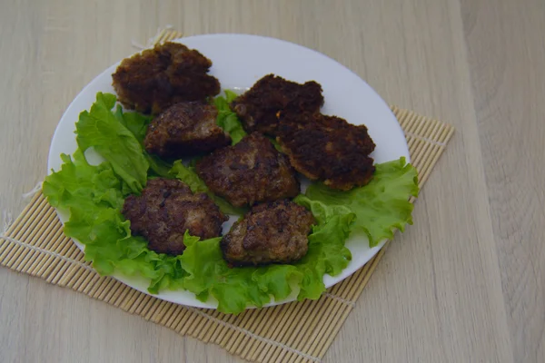 Côtelettes de viande frites, avec feuilles de salade — Photo