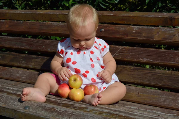 Niemowlę dziewczyna ładna 11 miesięcy z jabłek — Zdjęcie stockowe