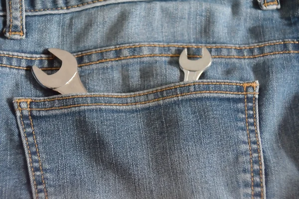 Два гаечных ключа, выглядывающих из кармана — стоковое фото