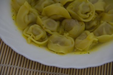 Plaka, suyu sıcak mantı