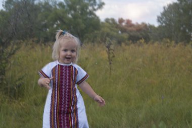 Ukraynalı tarzı elbise yürüme küçük kız