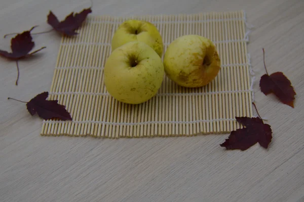 Pommes jaunes aux feuilles d'érable rouges — Photo