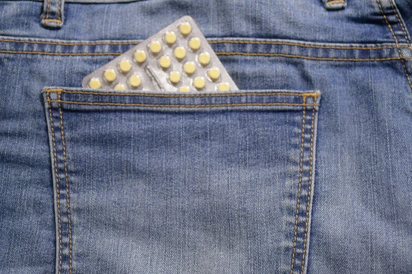 Таблетки в упаковке, глядя из кармана джинсов — стоковое фото