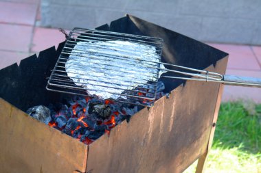 Folyo ızgara pisi balığı