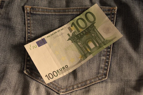 Billete de 100 euros sobre el detalle si los vaqueros — Foto de Stock