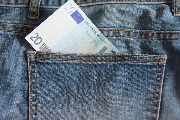 Kot pantolon cebinde 20 Euro banknot