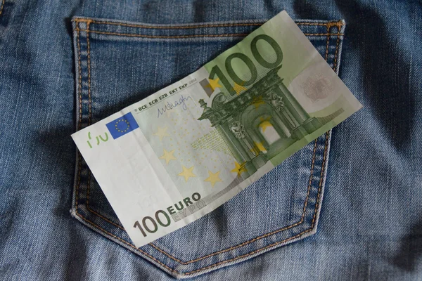 100 euros tirados sobre el bolsillo de los vaqueros — Foto de Stock