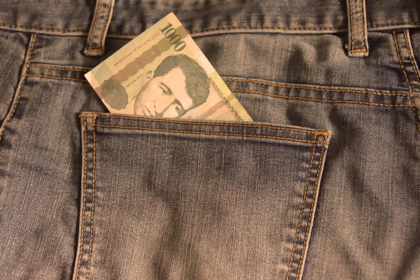 Деталь армянского драма в кармане джинса — стоковое фото
