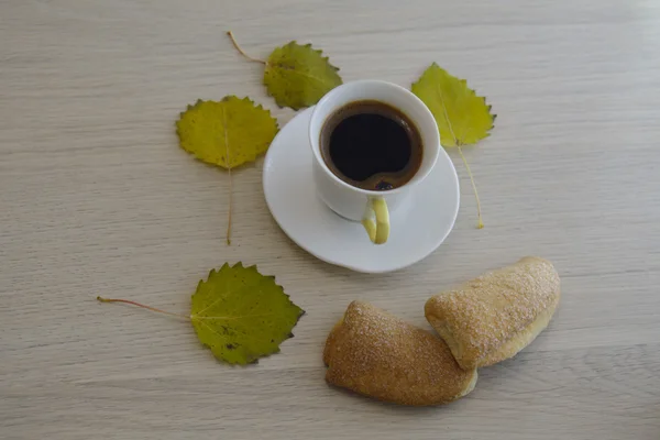 Café sur la table avec des feuilles de tremble jaune — Photo