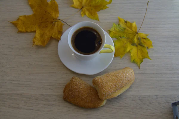 Caffè con due biscotti sulla tavoletta woppden, con foglie — Foto Stock